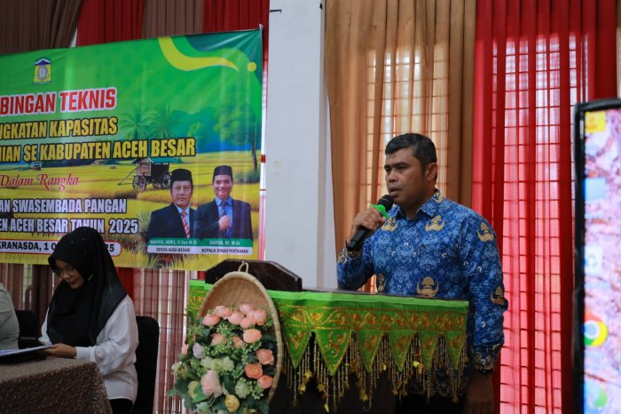 Sekdis Pertanian Aceh Besar Ahmad Suardi, menyampaikan sambutannya pada pembukaan Bimtek penyuluh pertanian, di Gedung Dekranasda Aceh Besar, Gani, Kecamatan Ingin Jaya, Kabupaten Aceh Besar, Rabu (1/10/2025).