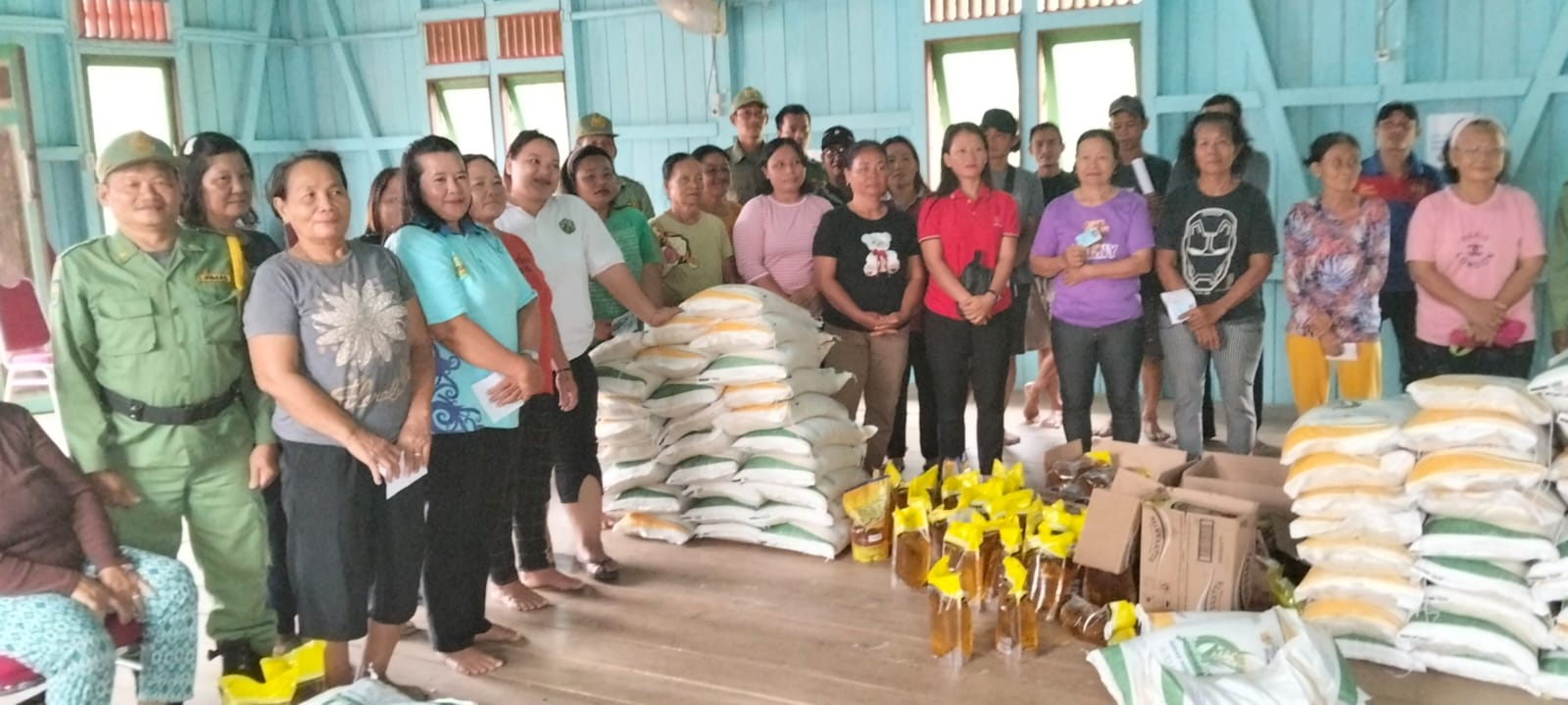 penyaluran bantuan pangan periode februari maret di kampung long isun kecamatan long pahangai kabupaten mahakam ulu